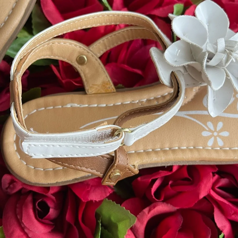 Girls Cherokee White Flower Thong Sandals Size 3 NWOT
